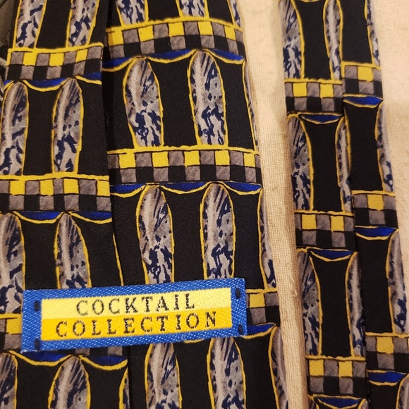 LOTS OF TIES - Picture 4 of 5